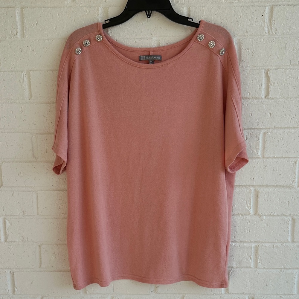 Daisy Fuentes Women's Plus size 1X Pink Sweater with Button Accents on shoulders